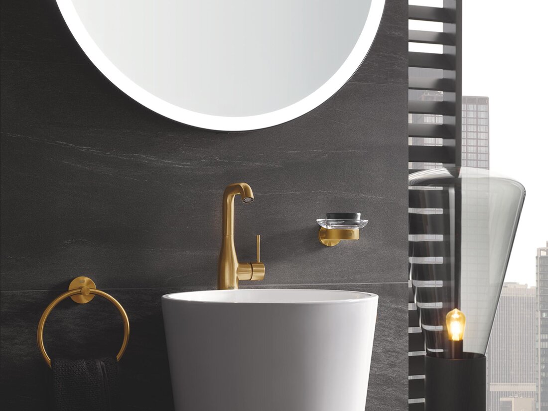 Goldene Waschtischarmatur