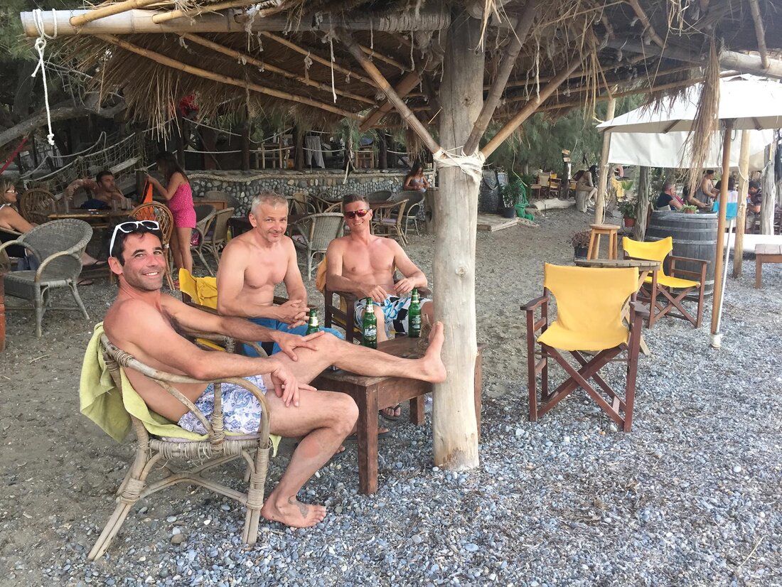 Ustanovitelji freesola sedijo v baru na plaži
